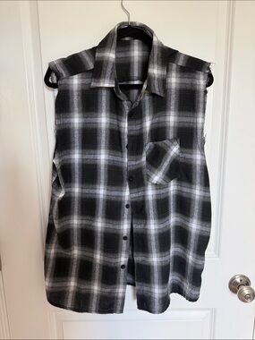 Sleeveless Black & White Plaid Button-Up Shirt